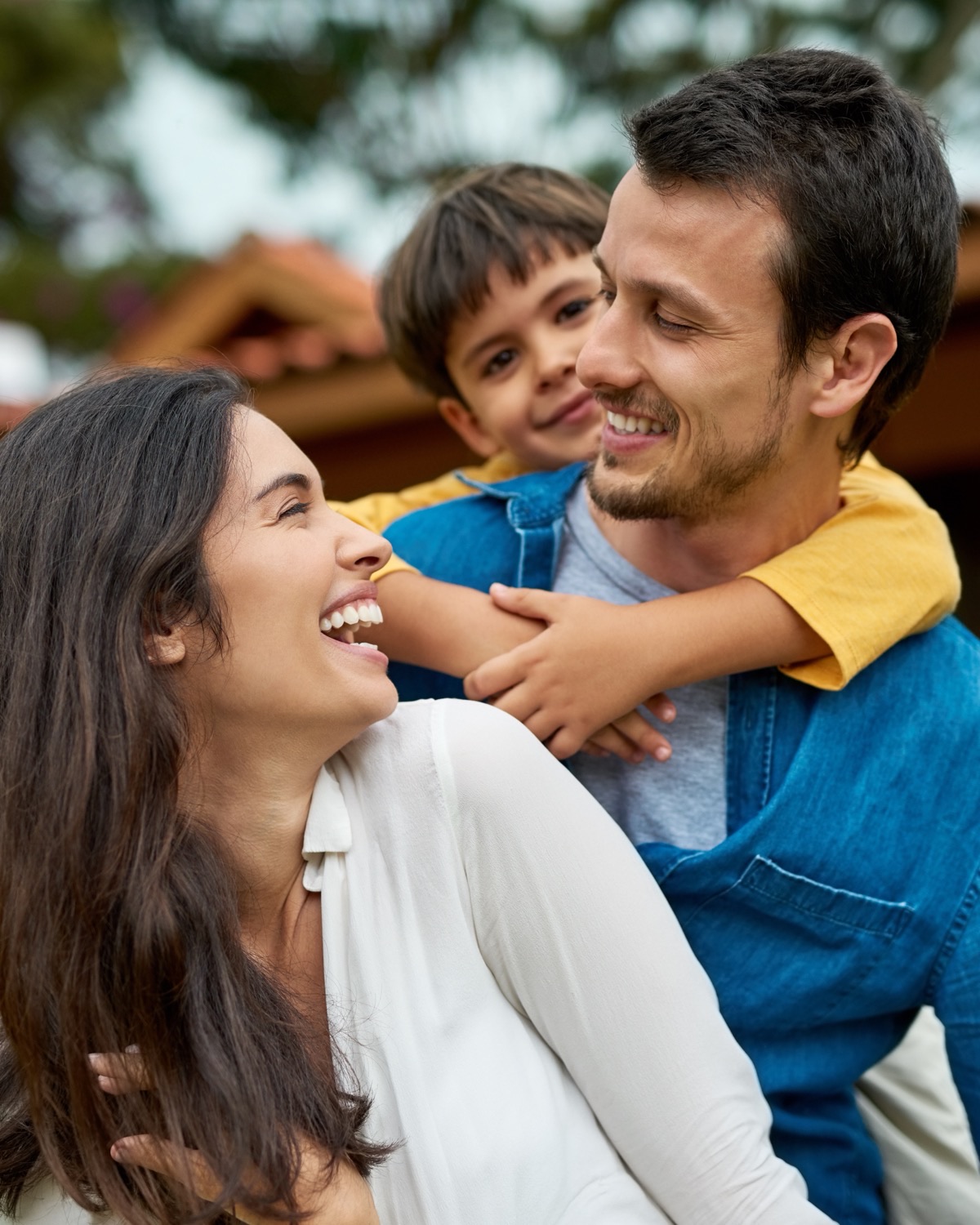 Familia disfrutando su hogar Altta Homes