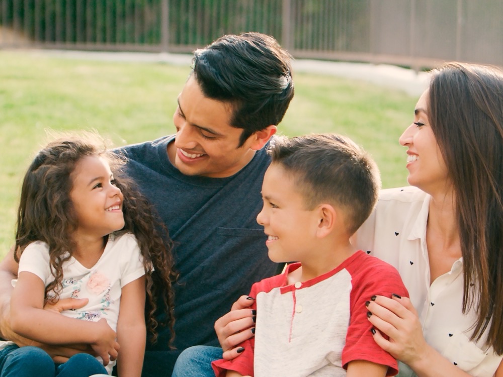 Familia con sus hijos en el jardín