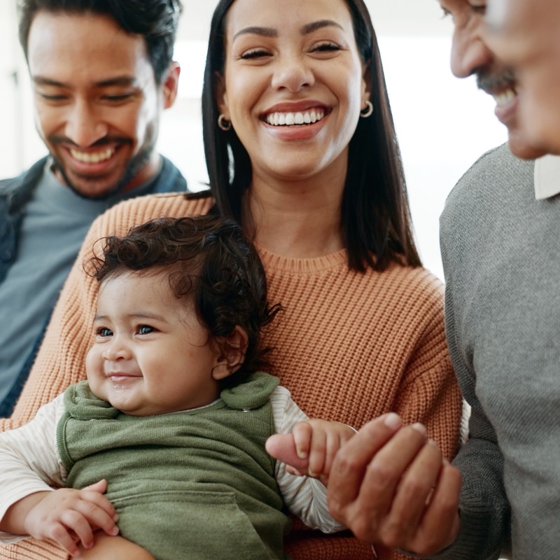 Familia con su bebé y los abuelos