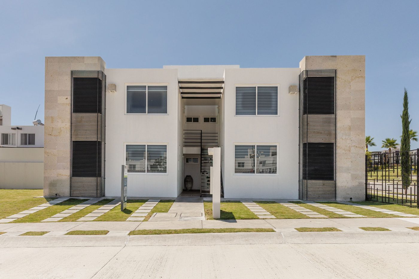 Fachada de los departamentos Olmo